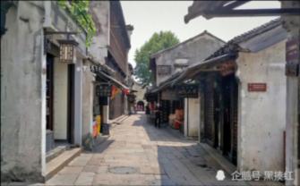 逃离荒废房屋